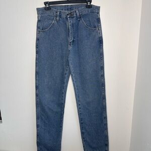 Blue Straight-Leg Jeans with Subtle Stitching